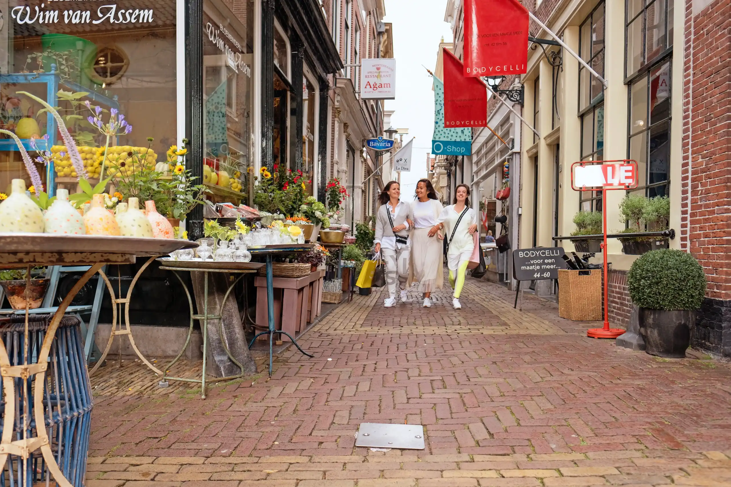 vriendinnen winkelen door de straat